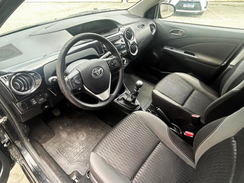 baixa km! - toyota etios x plus sedan 1.5 flex  manual