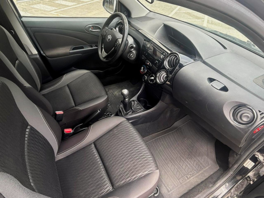 baixa km! - toyota etios x plus sedan 1.5 flex  manual