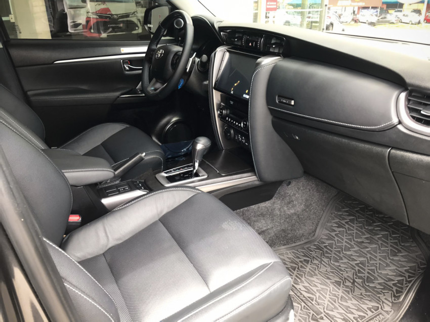 toyota hilux sw4 srx plat. 4x4 2.8 tb die. automatico10