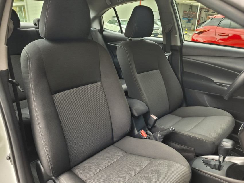 toyota yaris xl sedan 1.5 flex  automatico14