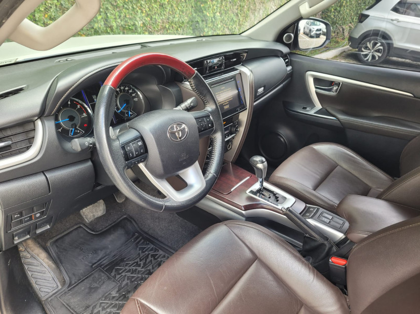 toyota hilux sw4 srx 4x4 2.8  dies. automatico9