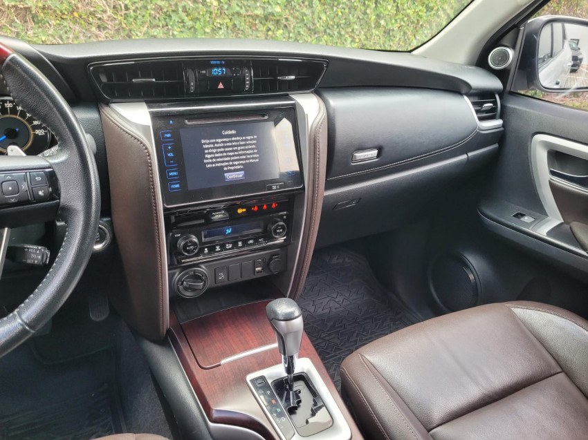 toyota hilux sw4 srx 4x4 2.8  dies. automatico12