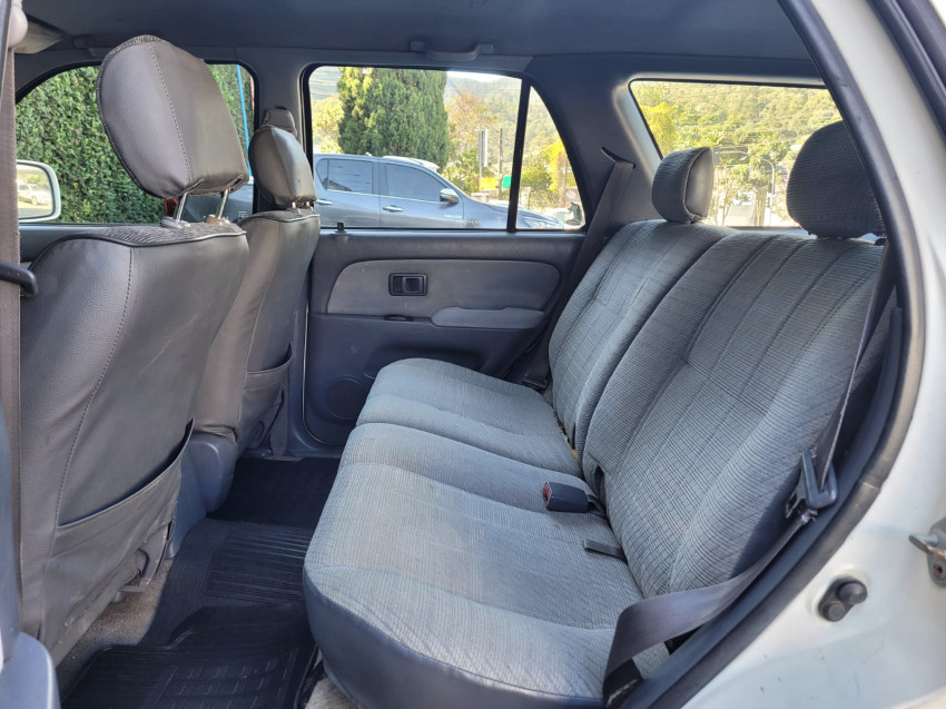 toyota hilux sw4 4x4 3.0  tb diesel8