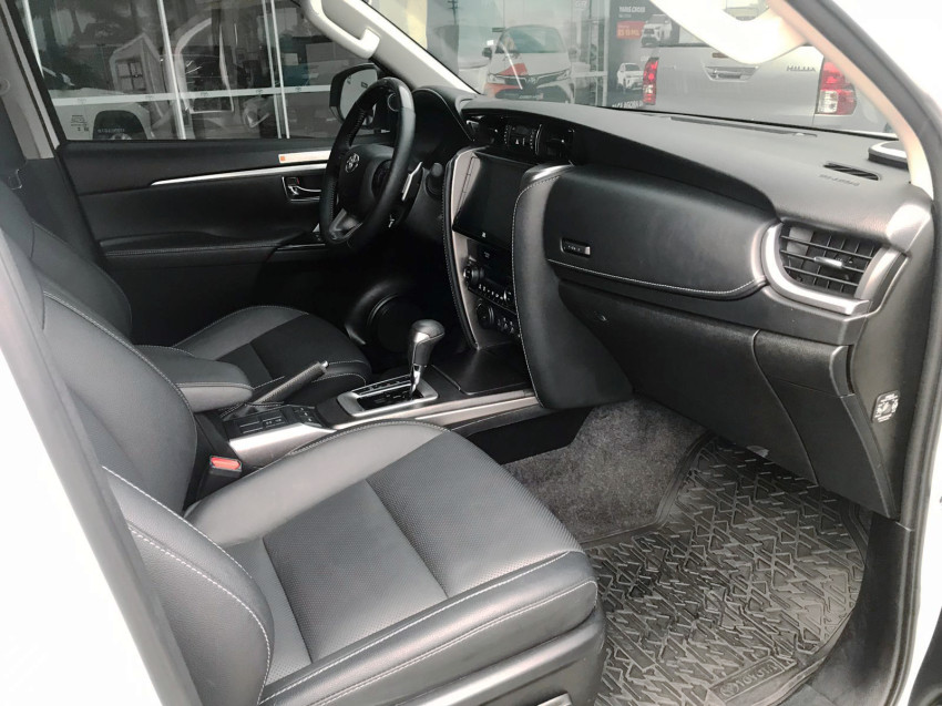 toyota hilux sw4 srx plat. 4x4 2.8 tb die. automatico10