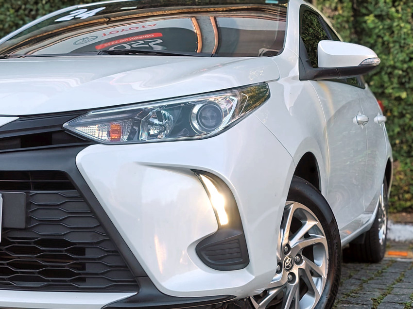 toyota yaris xs 1.5 flex  automatico16