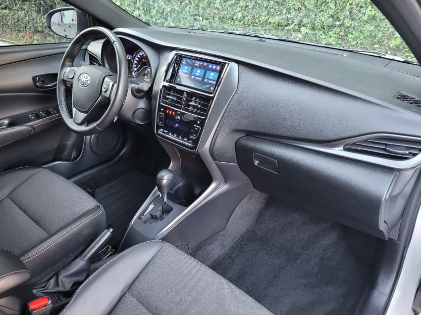 toyota yaris xs 1.5 flex  automatico14