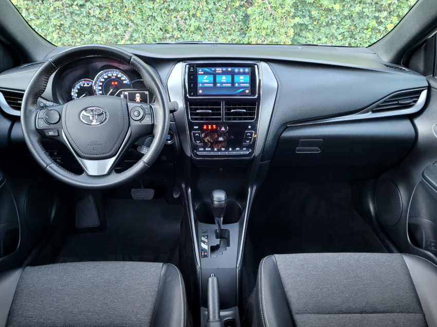 toyota yaris xs 1.5 flex  automatico6