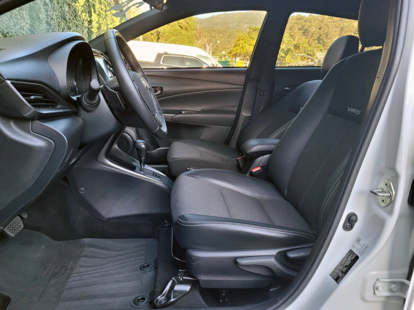 toyota yaris xs 1.5 flex  automatico7