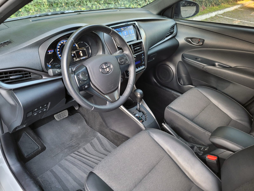 toyota yaris xs 1.5 flex  automatico9