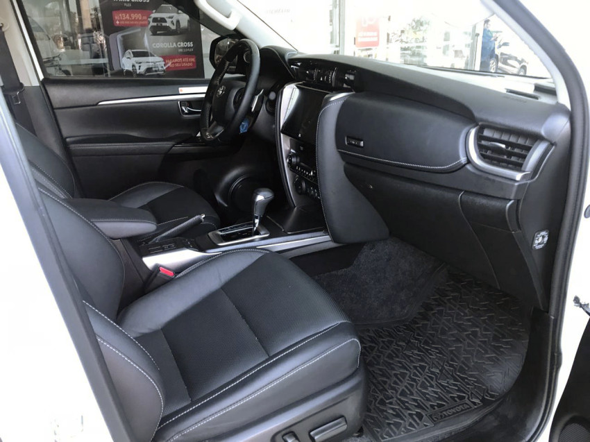 toyota hilux sw4 srx plat. 4x4 2.8 tb die. automatico10