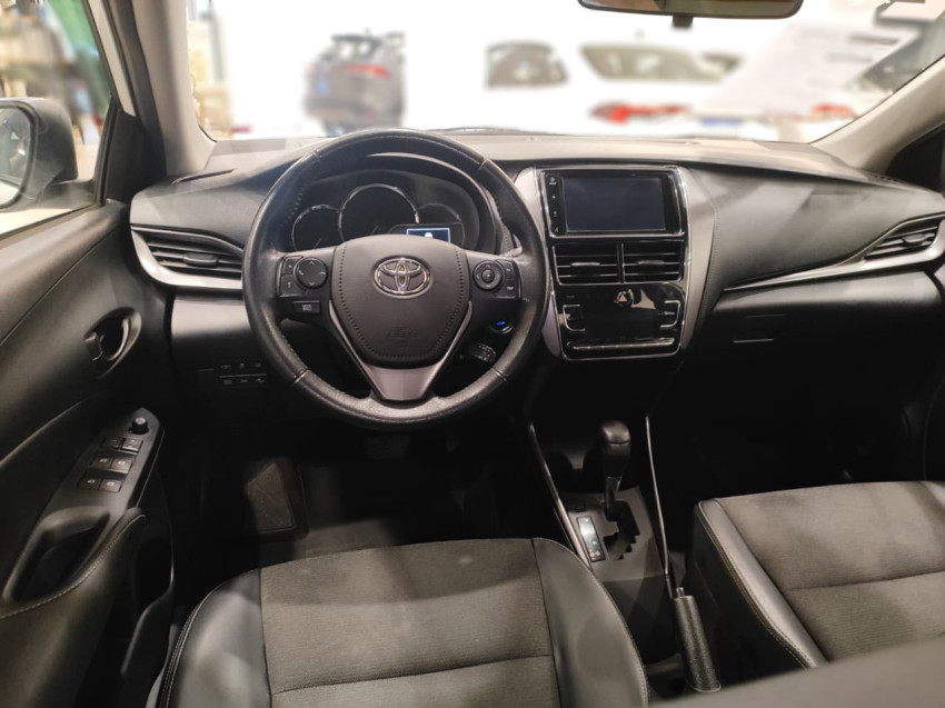 toyota yaris xs sedan 1.5 flex  automatico6