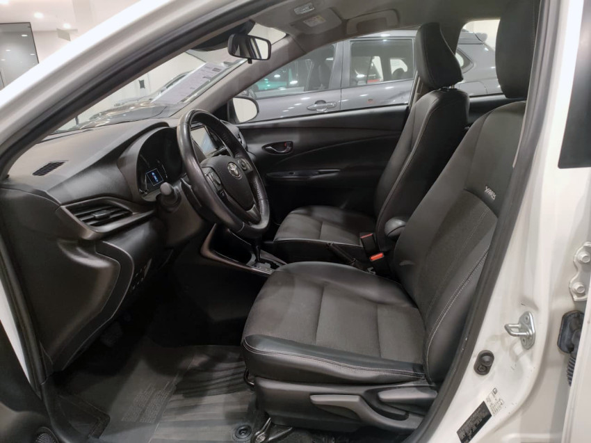 toyota yaris xs sedan 1.5 flex  automatico7