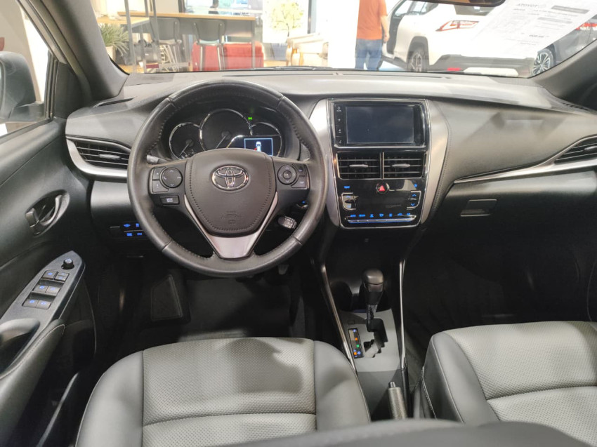 toyota yaris xs 1.5 flex  automatico6