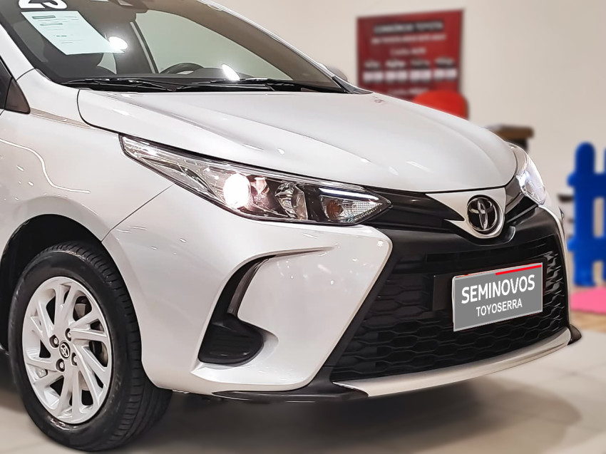 toyota yaris xs 1.5 flex  automatico17