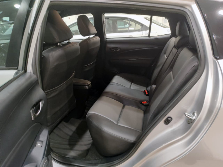 toyota yaris xs 1.5 flex  automatico8
