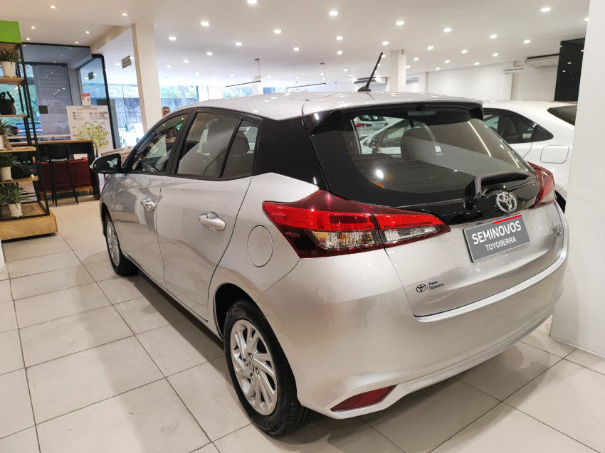 toyota yaris xs 1.5 flex  automatico5