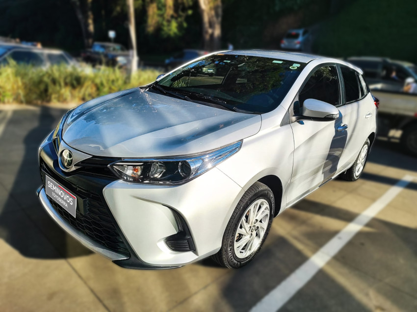 toyota yaris xs 1.5 flex  automatico1
