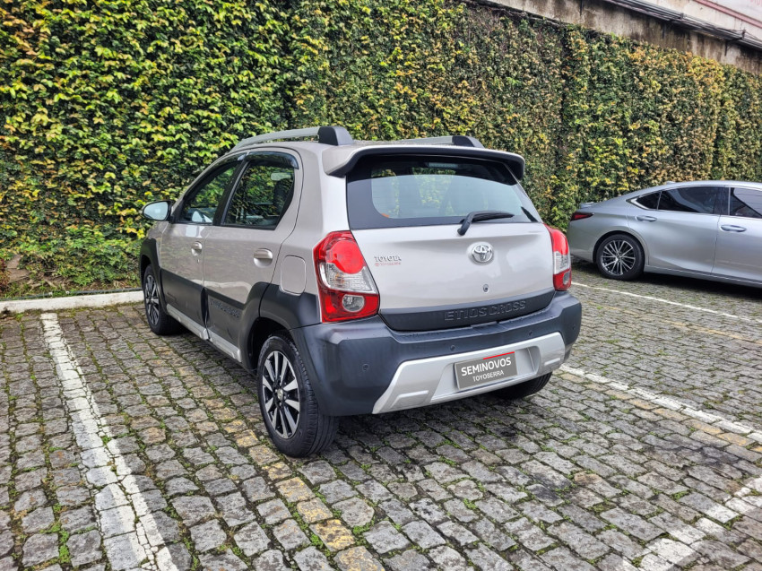baixa km! - toyota etios cross 1.5 flex  automatico5