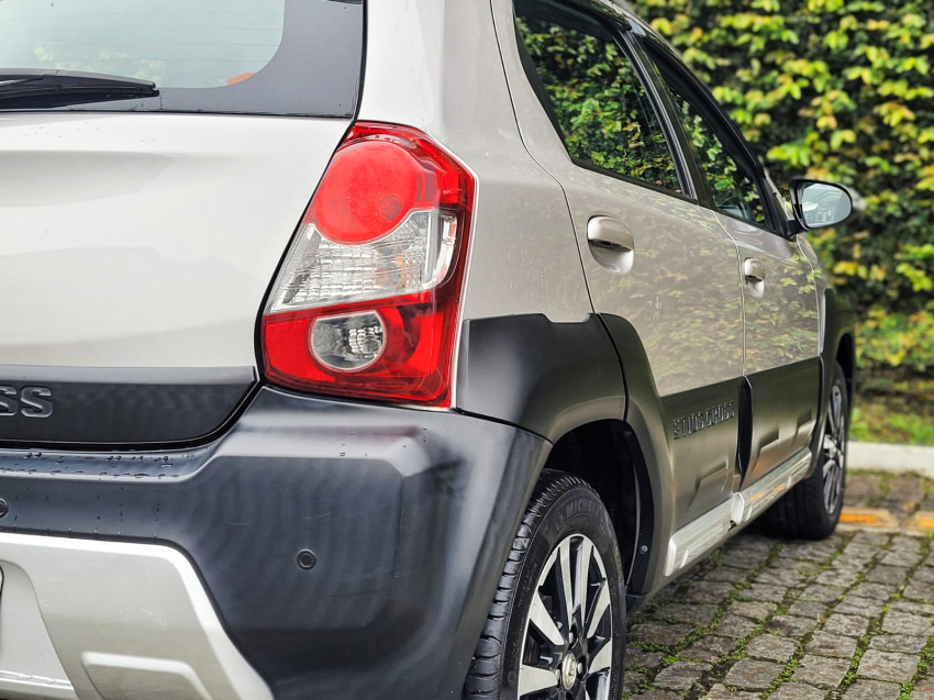 baixa km! - toyota etios cross 1.5 flex  automatico16