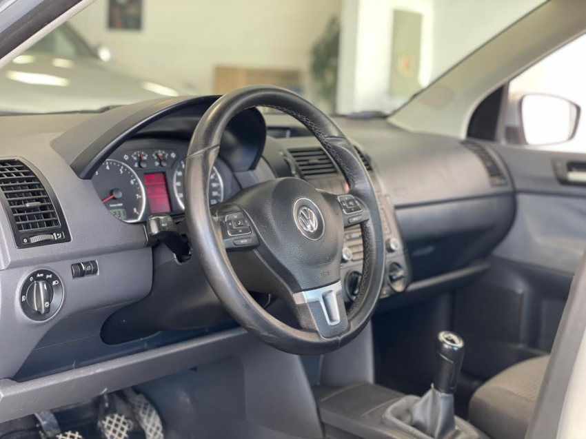 volkswagen polo 1.6 mi 8v flex 4p manual 2013