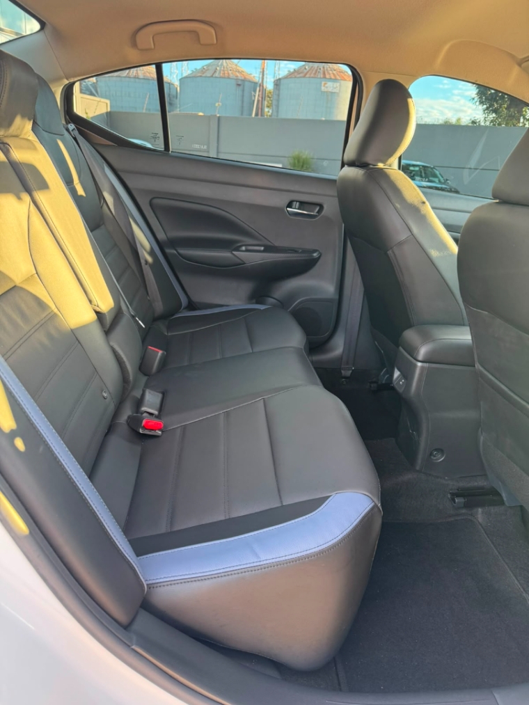 nissan versa 1.6  exclusive9