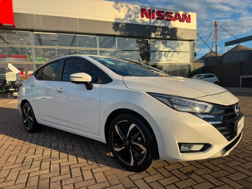 nissan versa 1.6  exclusive0