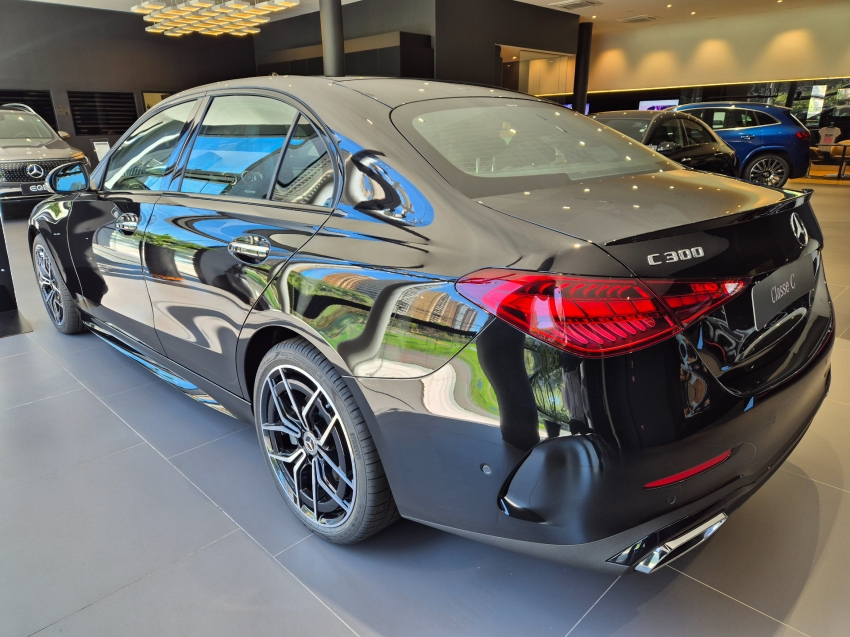 mercedes-benz c 300 2.0 eq boost hibrido amg line 9g-tronic 4p automatico 2025