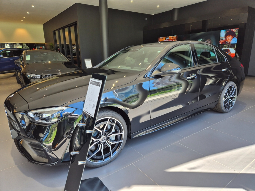 mercedes-benz c 300 2.0 eq boost hibrido amg line 9g-tronic 4p automatico 2025