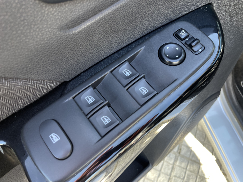 renault captur 1.3 tce flex intense x-tronic 4p automatico 2022