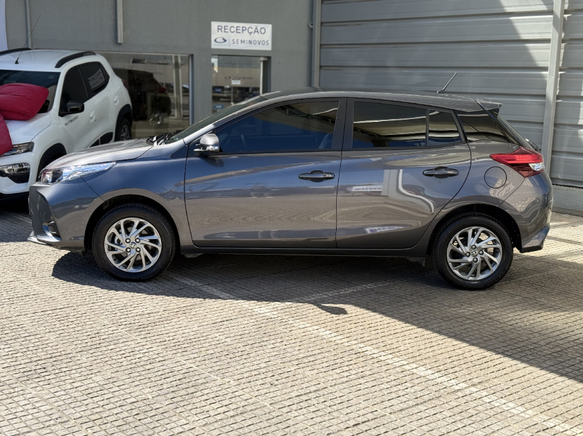 toyota yaris 1.5 16v flex xs multidrive 4p automatico 2025