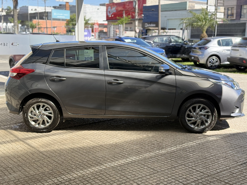 toyota yaris 1.5 16v flex xs multidrive 4p automatico 2025