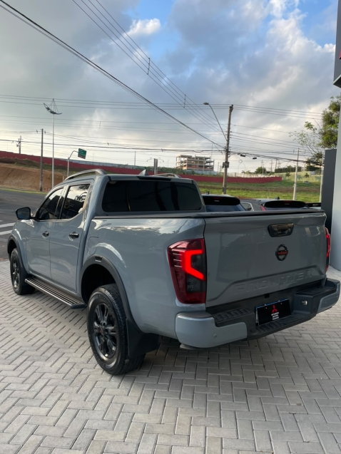 nissan frontier 2.3 16v turbo diesel pro4x cd 4x4 automatico 2.4 4p 20233