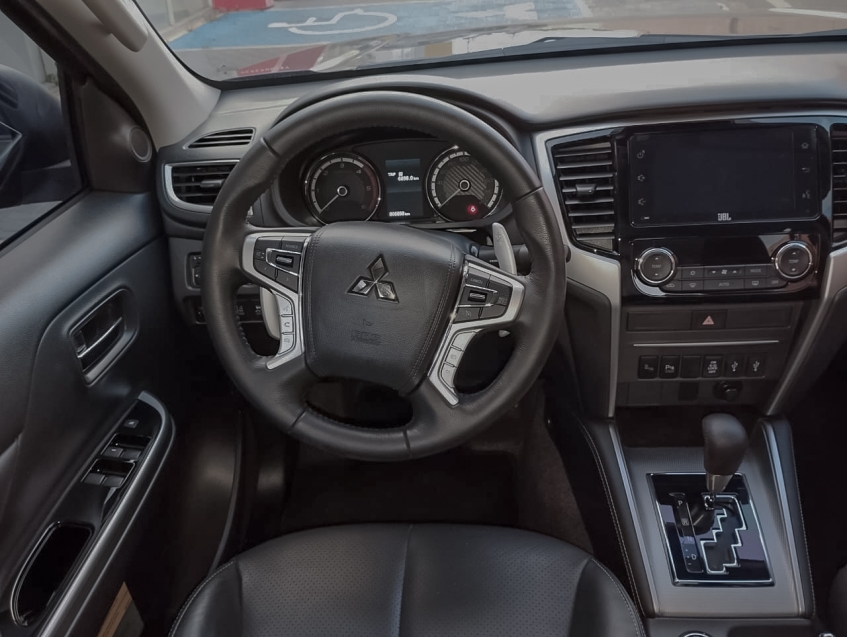 mitsubishi l200 triton 2.4 turbo diesel 4x4 at sport hpe-s 2.0 4p automatico 2025
