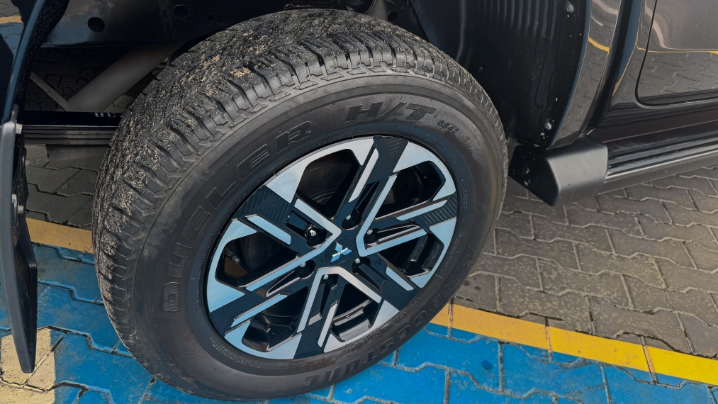 mitsubishi l200 triton 2.4 turbo diesel 4x4 at sport hpe-s 2.0 4p automatico 2025
