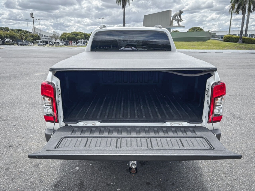 mitsubishi l200 triton 2.4 16v turbo diesel sport outdoor gls cd 4p 4x4 automatico 20253