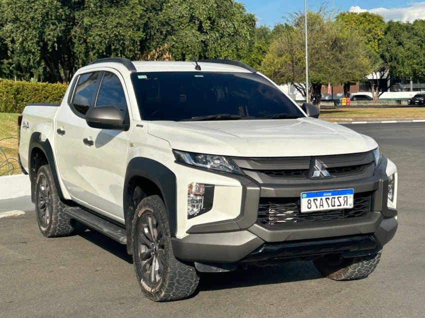 mitsubishi l200 triton 2.4 16v turbo diesel sport outdoor gls cd 4p 4x4 automatico 2.0 2025