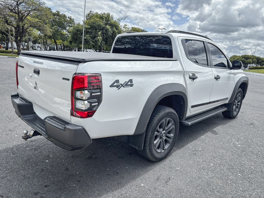 mitsubishi l200 triton 2.4 16v turbo diesel outdoor gls cd 4x4 automatico 2.0 4p 202510
