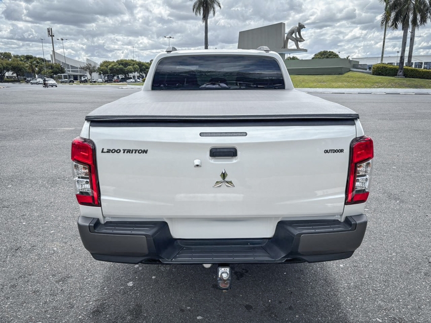 mitsubishi l200 triton 2.4 16v turbo diesel outdoor gls cd 4x4 automatico 2.0 4p 202513