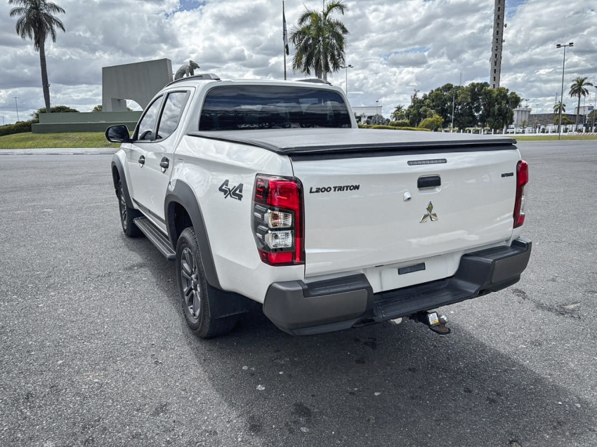 mitsubishi l200 triton 2.4 16v turbo diesel outdoor gls cd 4x4 automatico 2.0 4p 202511