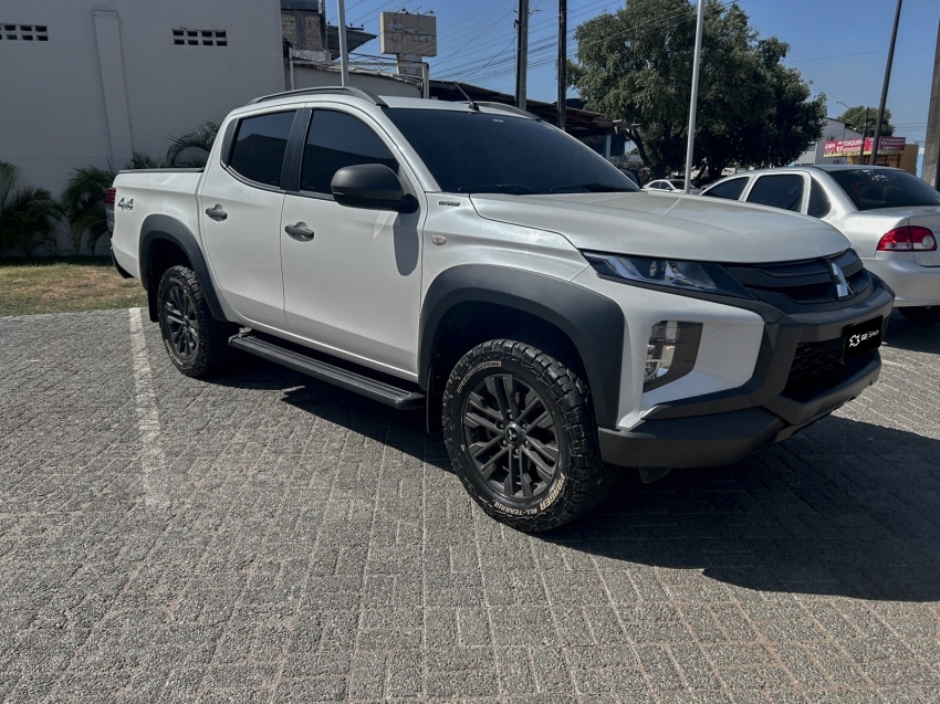 mitsubishi l200 triton 2.4 16v turbo diesel sport outdoor gls cd 4p 4x4 automatico 2025