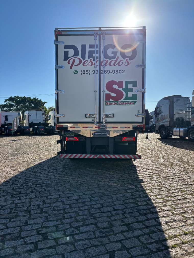 scania p360 8x2 vermelha