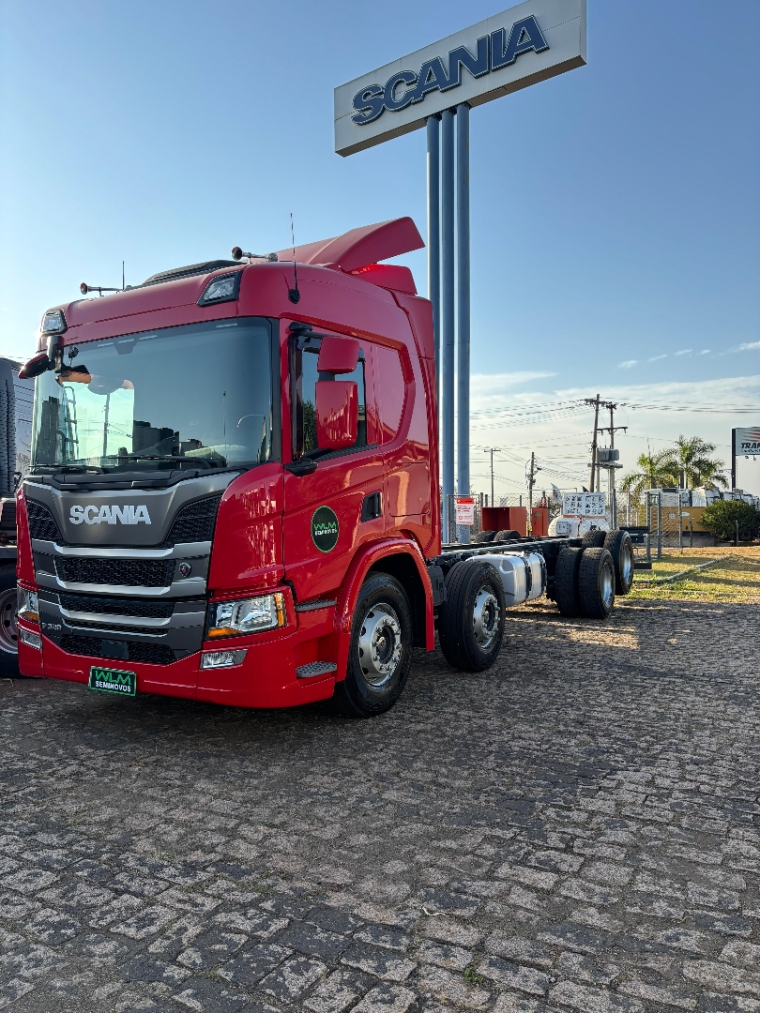 scania p360 8x2 vermelha