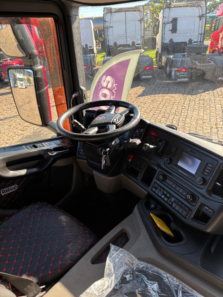 scania p360 8x2 vermelha