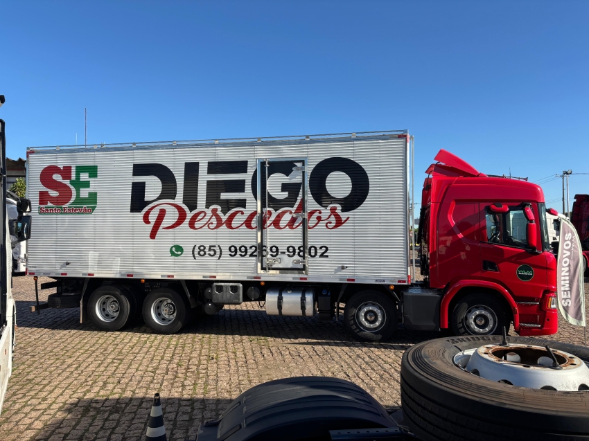 scania p360 8x2 vermelha