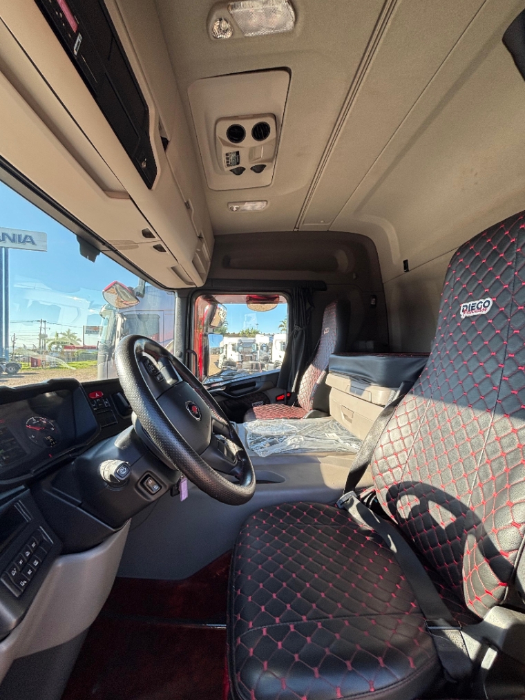 scania p360 8x2 vermelha