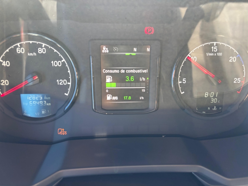 scania p360 8x2 vermelha
