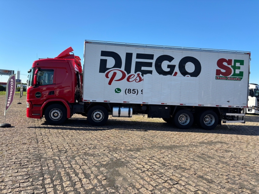 scania p360 8x2 vermelha