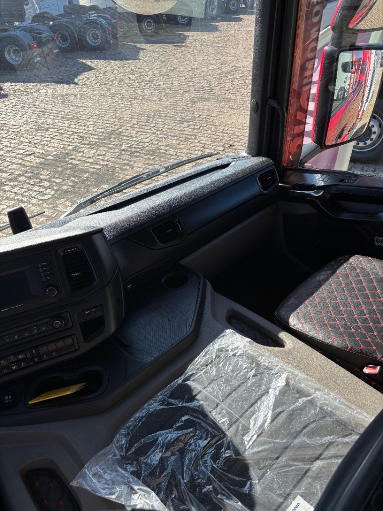 scania p360 8x2 vermelha
