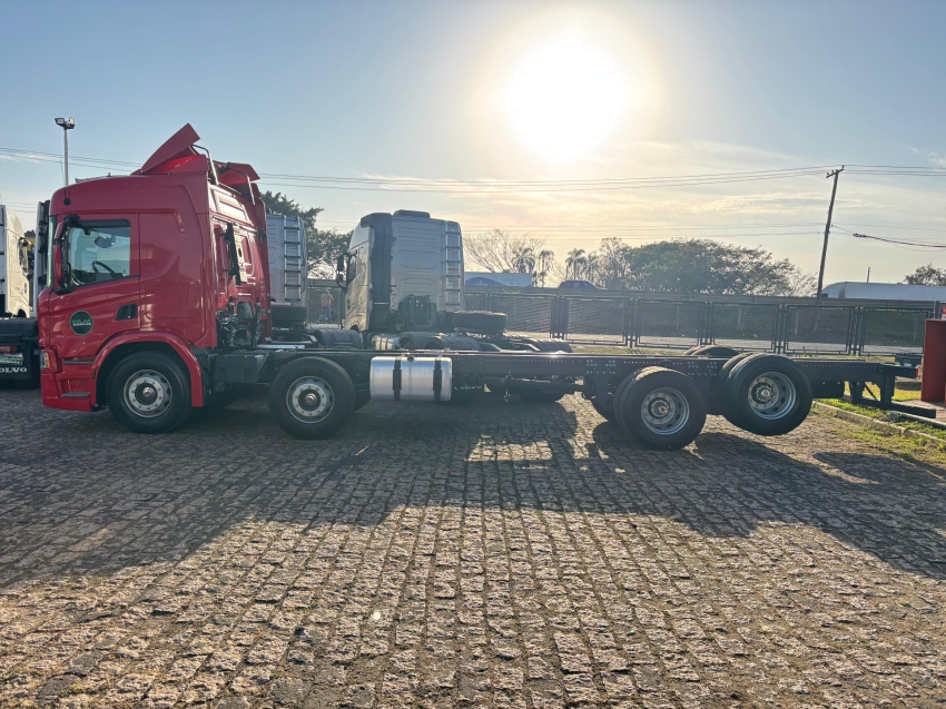 scania p320 8x2 vermelha1