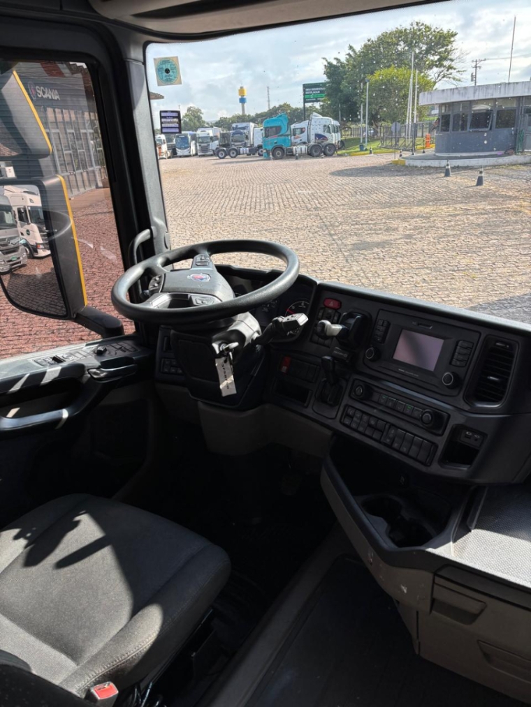 scania r450 a6x2 2023 dourado